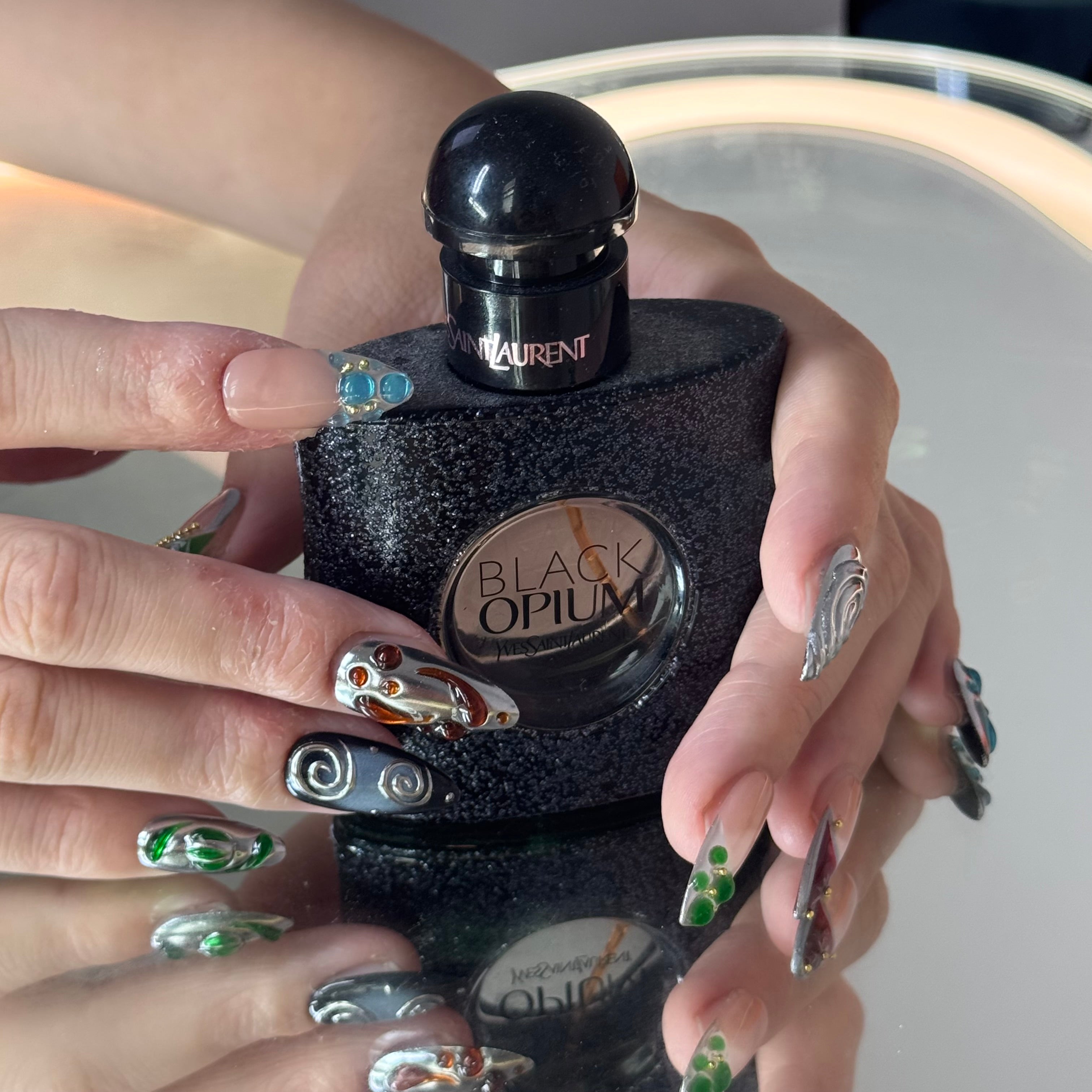 Avant-Garde Press-On Nails – Metallic & Abstract 3D Design