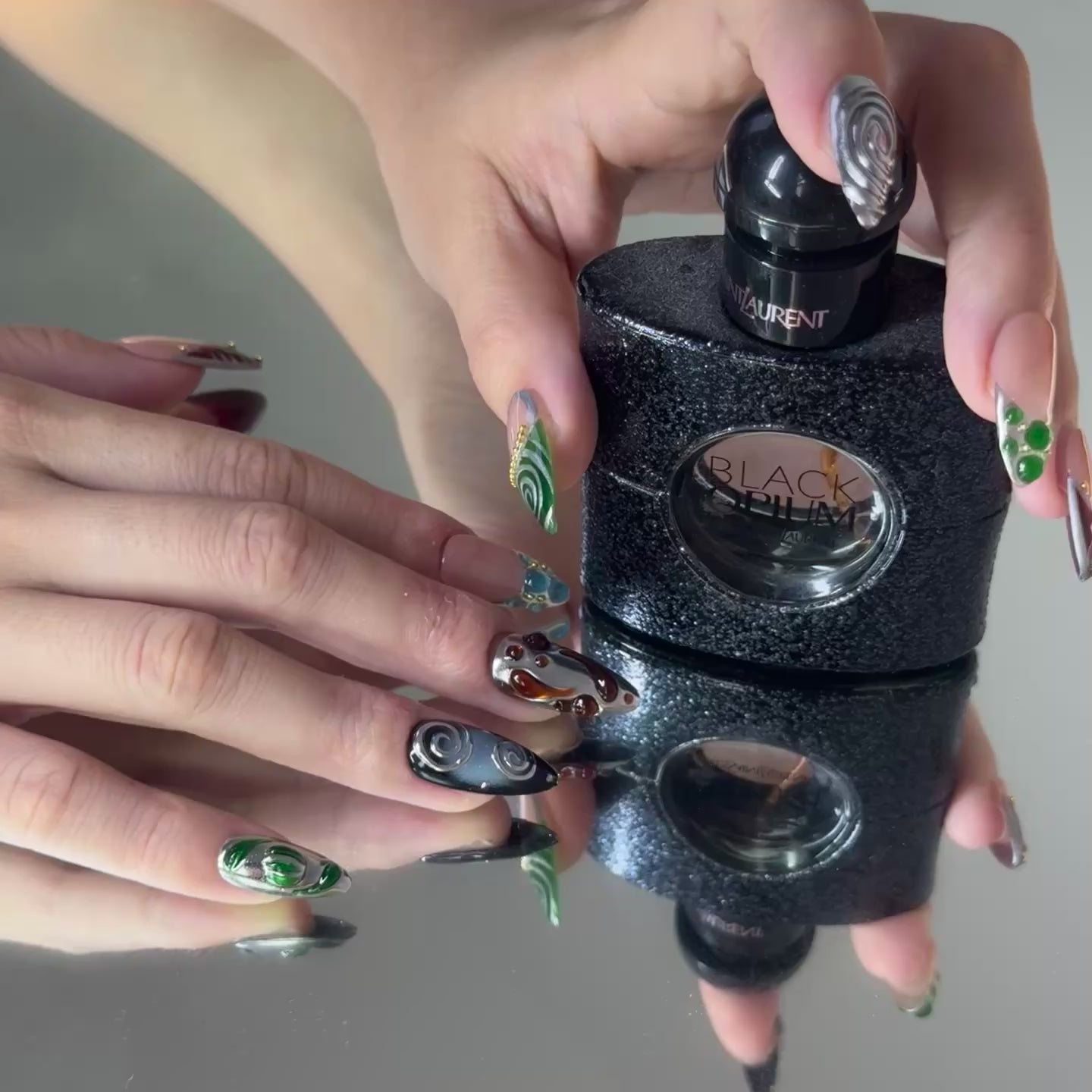 Avant-Garde Press-On Nails – Metallic & Abstract 3D Design